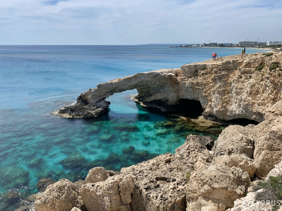 Прогулка вдоль моря от Glyki Nero Beach до Limnara Beach Ночная жизнь Айя-Напы