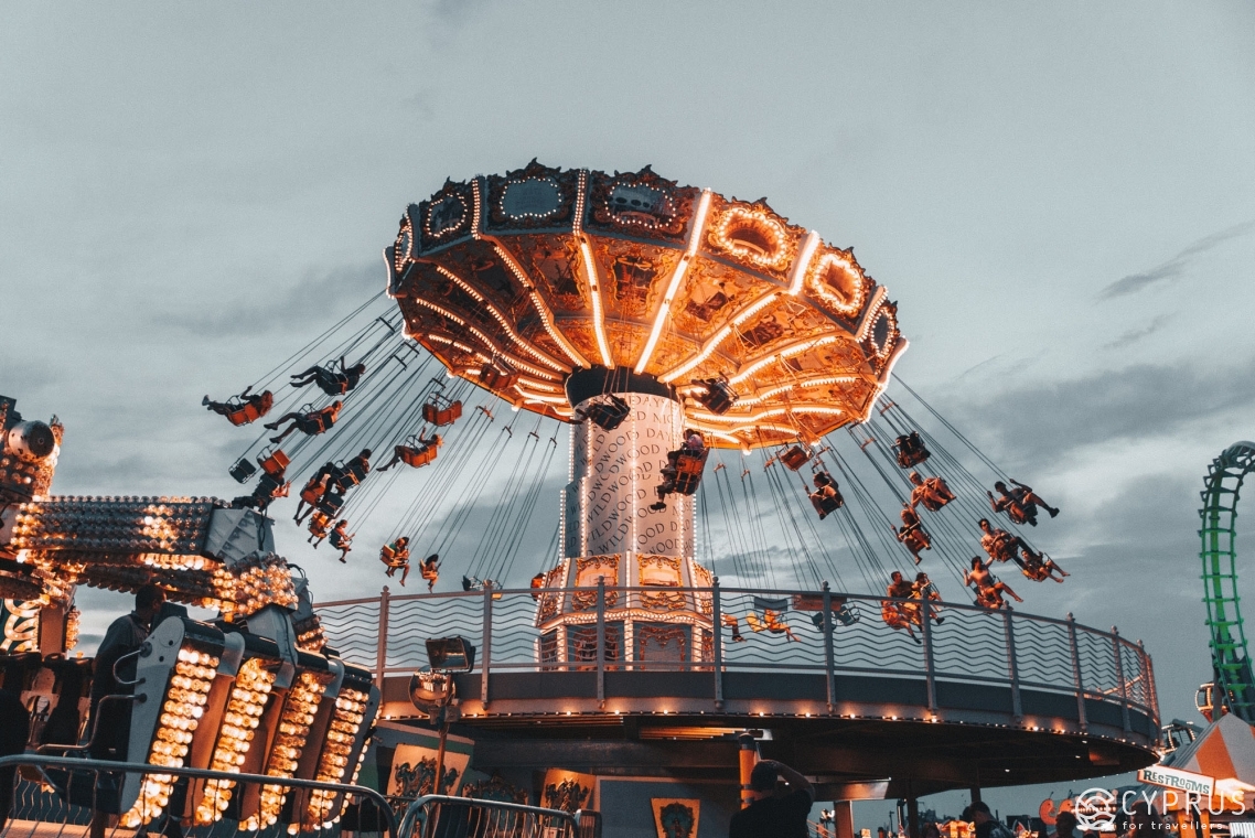 Парк аттракционов Parko Paliatso Luna Park Ночная жизнь Айя-Напы
