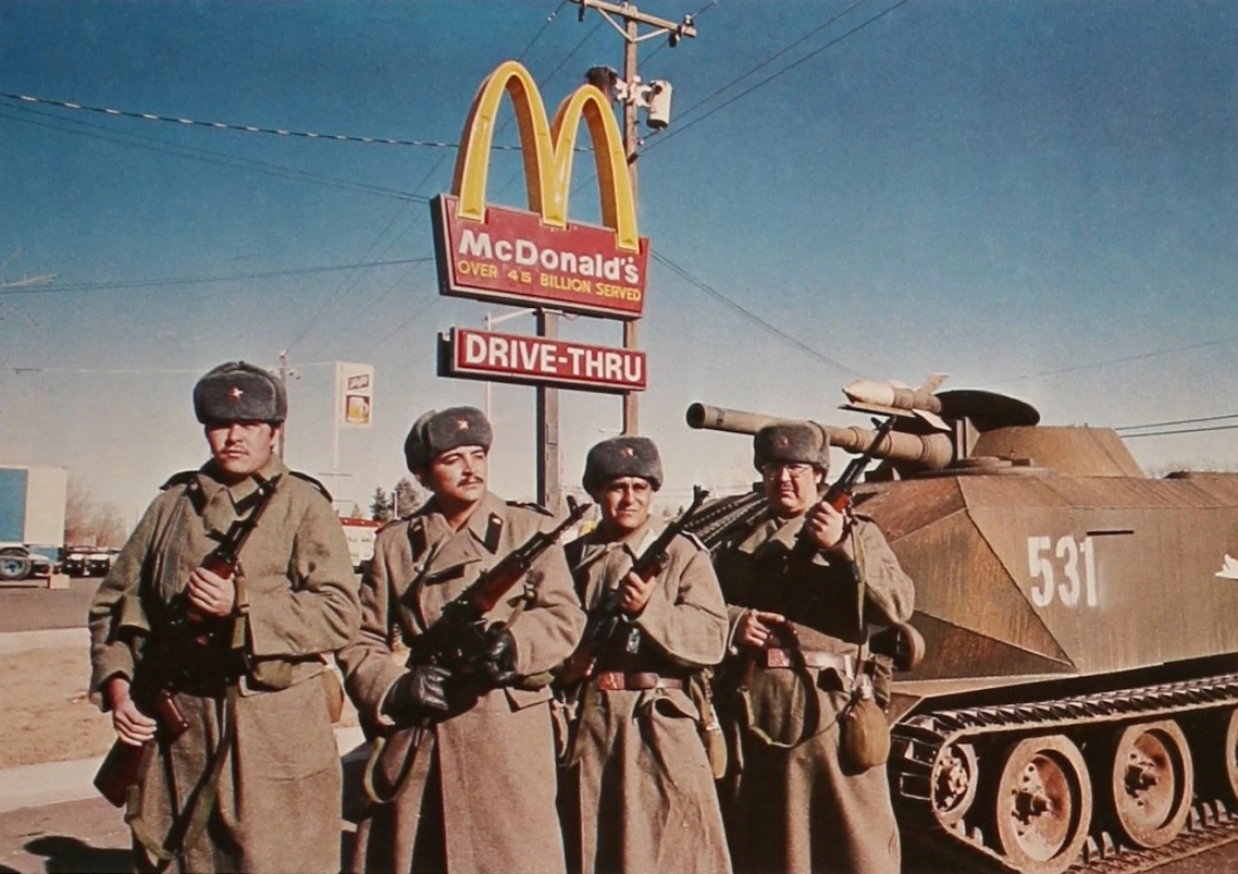 Кадр из фильма «Красный рассвет» (1984) Кадр из фильма «Красный рассвет» (1984)